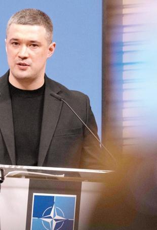 Sacked Ukraine minister urges path to elections