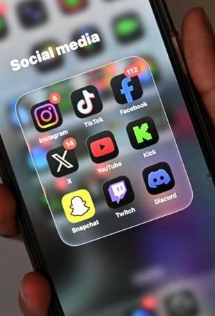 New Zealand moves to ban social media for under-16s