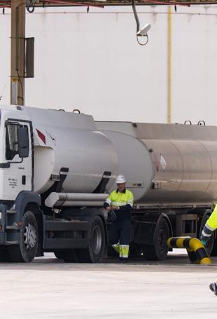 Oil falls for fourth day as traders eye Hormuz talks