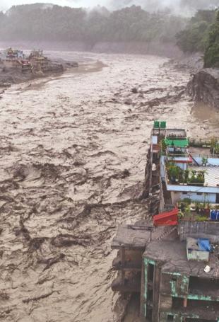 Nepal toll surges as rescuers struggle through ‘unimaginable’ disaster