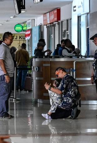 Jakarta airport extends closure