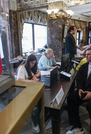 Russians begin voting in election as war drags on