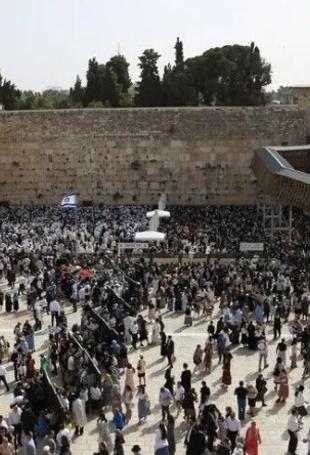 Thousands of Israelis enter Western Wall plaza amid tight security