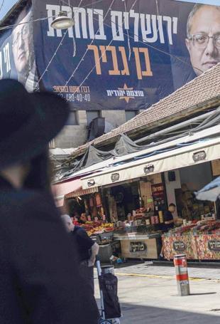 Netanyahu, ministers, thousands of Israelis enter Western Wall plaza