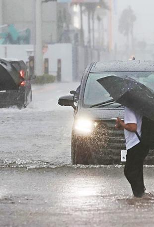 Typhoon Dujuan leaves four dead in Japan