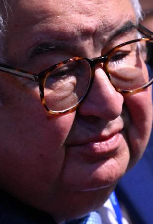 EU in showdown over Russian oligarch sanctions as deadline nears