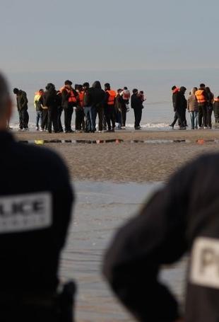 6 arrested in UK protest against migrant boat