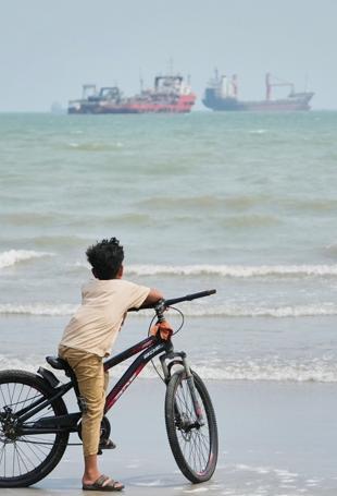 Oil keeps flowing, but cost of Gulf workarounds mount