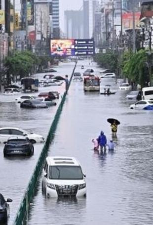 Bangkok floods force thousands into emergency shelters