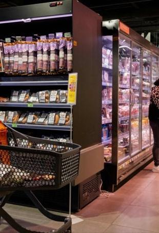 Kiew shoppers feel the pinch from Russian strikes on supply networks