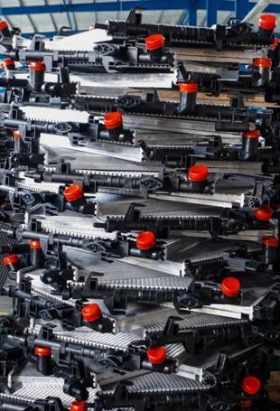 China factory activity returns to growth in September