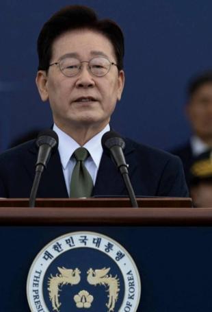 South Korea leader urges Pyongyang dialogue