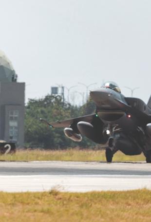 Taiwan receives its first US-made F-16V fighter jets