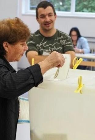 Bosnia votes as wartime ethnic divisions dominate
