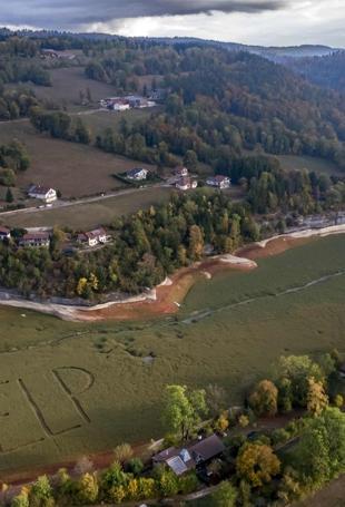 Cry for help as French-Swiss lake dries up