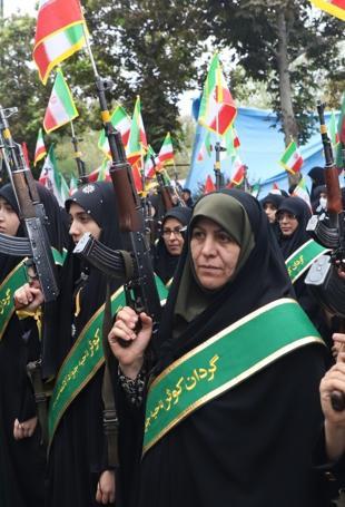 Iranian volunteers receive weapons training amid war fears