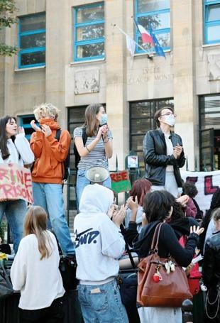 Hundreds of French high schools shut
