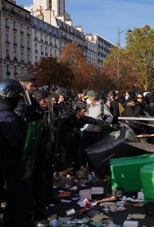 Thousands mass in France for high school protests