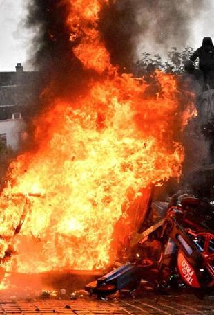 Chaotic scenes as police, youths face off at Brussels protest