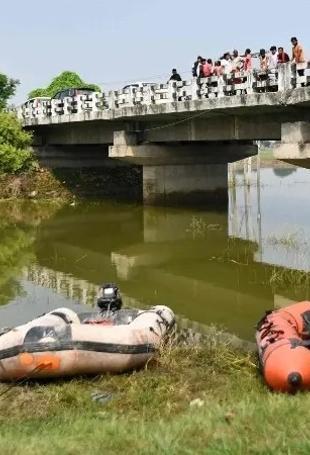 India festival boat capsize kills 13 children
