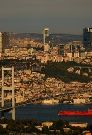 Markets focus on rate decision as economists see 100 bps cut