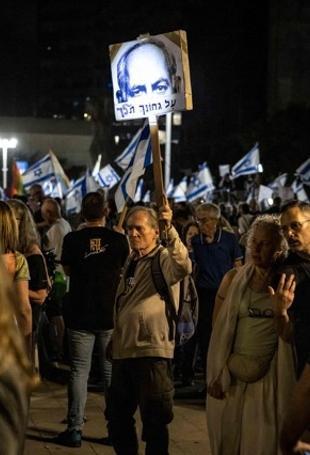 Thousands rally in Tel Aviv against Netanyahu ahead of vote