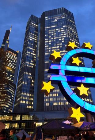 Eurozone banks tighten lending as demand weakens