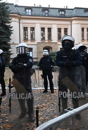 Police deployment deepens Poland’s court dispute