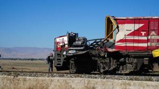 Muş’ta yolcu treni beton pompasına çarptı. Trenin makinisti olay yerine hayatını kaybetti