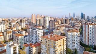 İstanbul’da 600 bini çok riskli, 1.5 milyon konut yenilenmeyi bekliyor. 6.2 büyüklüğündeki depremden sonra bu evlerde yaşayanlar ‘Risk tespitini nasıl yaparım’, ‘Dönüşümde devlet desteği alır mıyım?’ sorularını sormaya başladı. Biz de doğru bir dönüşüm için nasıl bir yol izlenmesi gerektiğini derledik. 