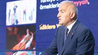 Bu yılı 65 milyon turist ve 64 milyar dolarlık gelirle kapatmayı hedefleyen Türkiye, ilk çeyrekte gelir rekoru kırdı. Kültür ve Turizm Bakanı Ersoy, bu dönemde ziyaretçi sayısının yüzde 2.5 oranında azaldığını ancak turizm gelirinde 9.5 milyar dolarla tüm zamanların rekorunun kırıldığını söyledi.