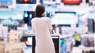Geçen yıl 536 milyar TL’den 843 milyar TL’ye yükselen tüketici elektroniği pazarının, bu yıl 1 trilyon TL’yi aşması bekleniyor. MediaMarkt Türkiye CEO’su Hulusi Acar, şirketin küresel taraftaki büyümesine en büyük katkıyı sağlayan ülkelerden birinin Türkiye olduğunu vurgulayarak “Avrupa’da Almanya’dan sonra satış performansı en yüksek ikinci pazarız” dedi. Ancak Acar, bu yıl pazarın Türkiye’de de yavaşladığını; bazı kategorilerde daralma beklediklerini kaydetti.