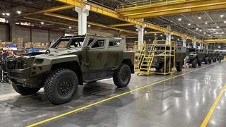 Otokar, Türkiye nin tek kalemde aldığı en büyük zırhlı araç ihracatı sözleşmesi kapsamında COBRA II 4x4 araçları ilk teslimata hazırlıyor.
