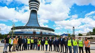 Ulaştırma ve Altyapı Bakanı Abdulkadir Uraloğlu, Ankara Esenboğa Havalimanı Kapasite Artırımı çalışmaları kapsamında inşa edilen yeni hava trafik kontrol kulesindeki çalışmaları yerinde inceledi. 3 bin 750 metrelik 3. pist ile 77 metre uzunluğundaki hava trafik kontrol kulesi çalışmalarında sona geldiklerini belirten Uraloğlu, “Esenboğa Havalimanı’mızın yıllık yolcu kapasitesi 30 milyona çıkacak.” dedi.
