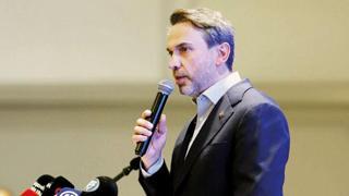 Türkiye’nin ilk yüzer doğalgaz üretim platformu Osman Gazi, dün Zonguldak’ın Filyos Limanı’na ulaşırken Enerji ve Tabii Kaynaklar Bakanı Alparslan Bayraktar, Türkiye’nin dünyanın en modern deniz filolarından birine sahip olduğunu, dünyanın 6’ncı büyük filosunun Türkiye’de bulunduğunu belirterek “Çok yakın zamanda ilk 4’e gireceğiz. 2028’de yeni bir yüzer üretim platformumuz olacak” dedi.