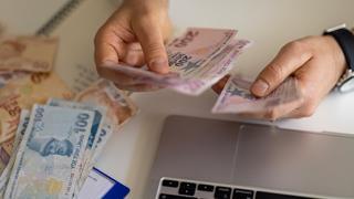 Memur maaş katsayısında yapılan yeni düzenleme sonrasında sosyal yardım programlarının aylık ödemeleri de artırıldı. Buna göre evde bakım yardımı, Sosyal Ekonomik Destek (SED) ödemesi, koruyucu ailelere çocuk başına yapılan ödemeler yükseltildi.