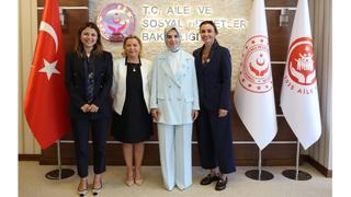 Araç muayene alanında hizmet vermeye hazırlanan Turka, 15 Ağustos 2027’den itibaren devralacağı sistemde kadın istihdamını artırma ve dijitalleşmeyle kaynak tüketimini azaltma hedeflerini Aile ve Sosyal Hizmetler Bakanı Sayın Mahinur Özdemir Göktaş’a yapılan sunumla aktardı.