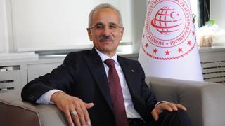 Bakan Uraloğlu, “Üç operatör,700 MHz bandındaki 3 paket frekans için 1 milyar 280 milyon dolar, 3.5 GHz bandındaki 8 frekans paketi için 1 milyar 665 milyon dolar olmak üzere toplamda 2 milyar 945 milyon dolar teklif vererek frekans bantlarını almaya hak kazandı. Böylece ihale bedeli KDV dahil 3 milyar 534 milyon dolara ulaştı. İşletmecilerimiz, yeni yetkilendirmeleri çerçevesinde 1 Nisan 2026 tarihinden itibaren 5G hizmetini sunmaya başlayacak” dedi.


