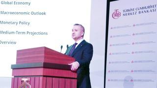 Daha önce yıl sonu enflasyon beklentisini yüzde 27 olarak açıklayan Merkez Bankası (TCMB), bu tahminini yüzde 32’ye yükseltti. 2026 sonu tahmini ise yüzde 16’da sabit tutuldu. TCMB Başkanı Fatih Karahan, gıda fiyatlarında yaşanan zirai don ve kuraklık gibi iklim kaynaklı artışların, yukarı yönlü revizenin önemli nedenlerinden biri olduğuna işaret etti. Ayrıca, dezenflasyonun durmadığını, yavaşladığını vurgulayan Karahan, “Riskler var ancak karamsarlığı gerektirecek bir detay görmüyoruz” diye kon