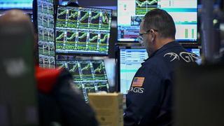 Küresel piyasalar, ABD Merkez Bankasına (Fed) ilişkin faiz indirim beklentilerine karşın, Fed yetkililerinden "şahin" açıklamalar gelebileceğine yönelik öngörülerle haftaya karışık seyirle başladı.