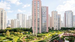 AK Parti; tapu, imar, çevre, kadastro, özelleştirme, yapı denetimi ve kentsel dönüşüm alanında düzenlemeler içeren 31 maddelik torba yasa teklifini dün Meclis Başkanlığı’na sundu. 