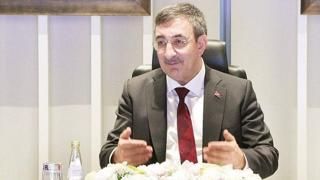 Cumhurbaşkanı Yardımcısı Cevdet Yılmaz, 2026 yılına ilişkin ekonomi hedeflerini açıkladı. Enflasyon hedefinde bir güncellemenin söz konusu olmadığını söyleyen Yılmaz, “2026 reform yılı olacak. Enflasyonda yüzde 20’nin altını hedefliyoruz, bir güncelleme ihtiyacı şu anda görmüyoruz. Programda ince ayarlar her zaman yapılabilir ama hiçbir şekilde bir es verme, duraksama söz konusu değil” diye konuştu.