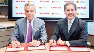Yakın dönemde KOBİ’lere tahsis etmek üzere Asya Kalkınma Bankası’ndan 100 milyon dolarlık kaynak temin eden Akbank, Mastercard ile işbirliğine giderek bu desteği büyüttü. 