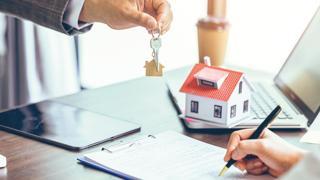 TÜRKİYE’de artan fiyatlar yabancıların gayrimenkul talebini frenlerken, vize sorunu ve döviz bazlı kira beklentisi ise Türklerin rotasını yurtdışına çevirmesine neden oldu. Birkaç yıl öncesine kadar yabancıya gayrimenkul satışında rekor kırılırken bugün yurtdışına giden yatırımlar geleni aştı.