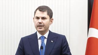 ÇEVRE, Şehircilik ve İklim Değişikliği Bakanı Murat Kurum, Türkiye genelinde 500 bin sosyal konutun inşa edileceği Yüzyılın Konut Projesi’nde 19-25 Ocak haftasının kura programını açıkladı. 29 Aralık 2025’te başlayan kura süreci, dün Erzincan’da bin 760 konutun kura çekimiyle tamamlandı. 