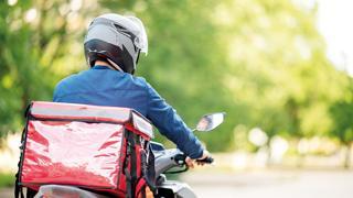 Motokuryelerin 18–20 Ocak tarihleri arasında ülke genelinde iş bırakması, 6.6 milyar dolarlık çevrimiçi yemek siparişi pazarında teslimat zincirini aksattı. Cironun yüzde 30–60’ını paket servisten elde eden restoranlar için üç günlük kesintinin, orta ölçekli işletmelerde 60 bin TL’yi bulan kayıp riski yarattığı belirtiliyor. Geniş kapsamlı online yemek platformlarına yönelik yeni yıl zammı ve çalışma koşullarıyla ilgili talepler öne çıkıyor. 