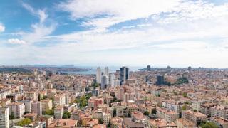 Aralıkta konut fiyatları aylık yüzde 0.2, yıllık yüzde 29 arttı. Yılın son ayı yüzde 1.4 reel düşüşle kapandı. Ülke genelinde ortalama metrekare fiyatı 45 bin 457 liraya çıktı. Böylece 100 metrekare evin ortalama fiyatı 4.5 milyon lirayı geçti. İstanbul’da 7.4 milyonu aştı. Zirvede ise 7.6 milyon liranın üzerine çıkan Muğla var.