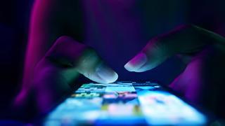 Dijital Telif Yasası, yalnızca kopyalamanın önüne geçmeyi değil; Google, Meta ve benzeri dev platformlar karşısında içerik üreticilerinin ekonomik ve kültürel haklarını yeniden tanımlamayı hedefliyor. Doç. Dr. Begüm Aylin Önder’e göre asıl mesele, dijital dünyada verilerin, yani değerin kimin kasasında toplandığı.