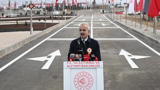 Ulaştırma ve Altyapı Bakanı Abdulkadir Uraloğlu, Ortaköy Çevre Yolu’nu hizmete açtı. Bakan Uraloğlu, “18,2 kilometrelik kesim sayesinde güzergahın bu bölümündeki 17 dakikalık ulaşım süresini 10 dakikaya düşürdük. zamandan 109 milyon lira, akaryakıttan 32 milyon lira olmak üzere yıllık toplam 141 milyon lira tasarruf sağlayacağız” dedi.  