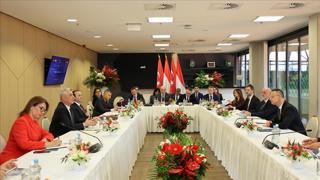 Ticaret Bakanı Ömer Bolat ile Macaristanlı mevkidaşı Peter Szijjarto nun katılımıyla gerçekleştirilen Türkiye-Macaristan Ekonomik ve Ticaret Ortak Komitesi (JETCO) 2. Dönem Toplantısı nda ikili ticaret ve ekonomik işbirliği ele alındı. 